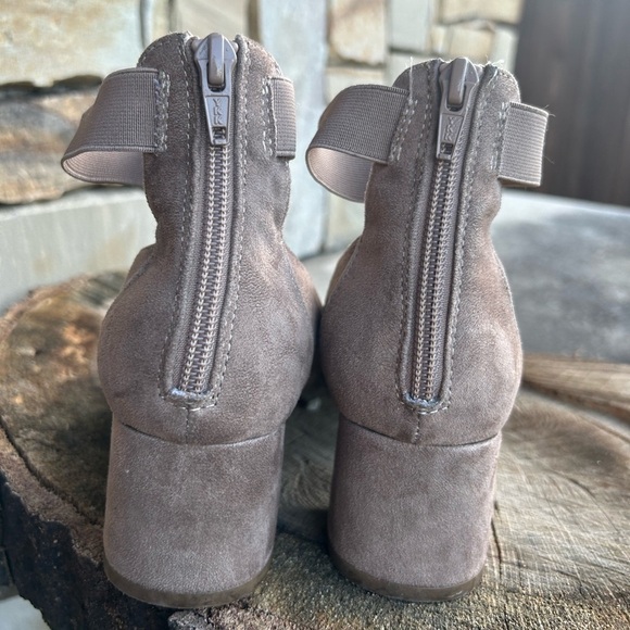 Mountain sole Mickey Tan Elegant Heels with Classic Design Sz-7M.  I - Picture 8 of 8